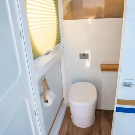 Hausboot Als Festlieger Im Hafen -hafenglueck- Apartament
