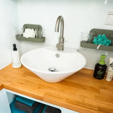 Apartament Hausboot Als Festlieger Im Hafen -hafenglueck-