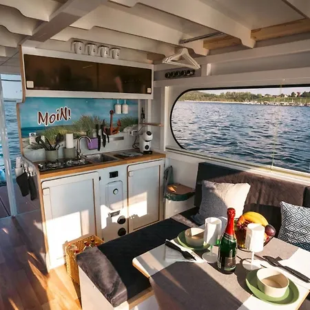 Apartament Hausboot Als Festlieger Im Hafen -hafenglueck- Braunsbedra