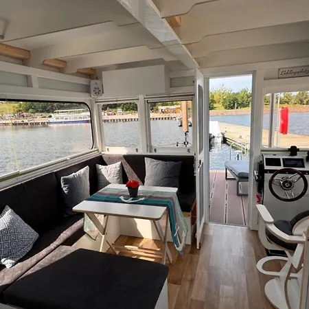 Hausboot Als Festlieger Im Hafen -hafenglueck- *