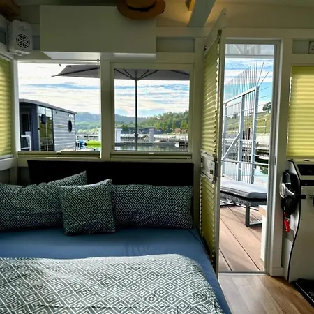 Hausboot Als Festlieger Im Hafen -hafenruhe- * Braunsbedra