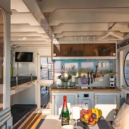 Hausboot Als Festlieger Im Hafen -hafenglueck- Apartament