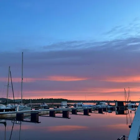 Hausboot Als Festlieger Im Hafen -hafenruhe- Appartement Braunsbedra
