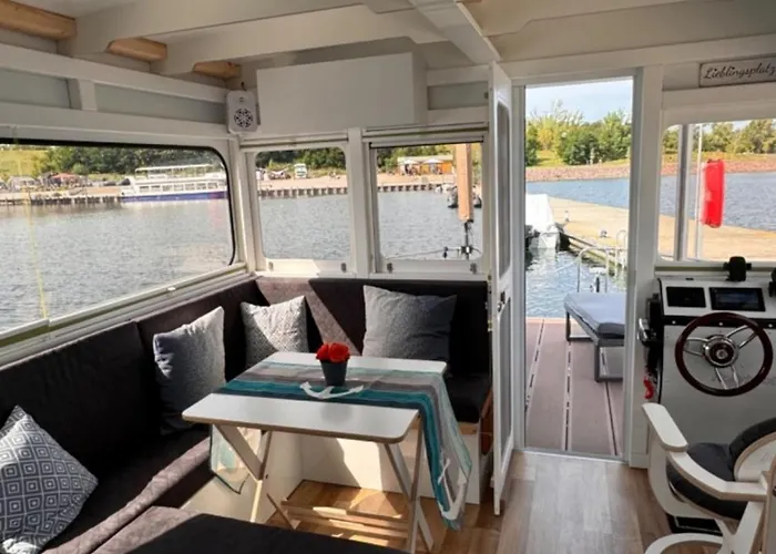 Hausboot Als Festlieger Im Hafen -hafenruhe- *