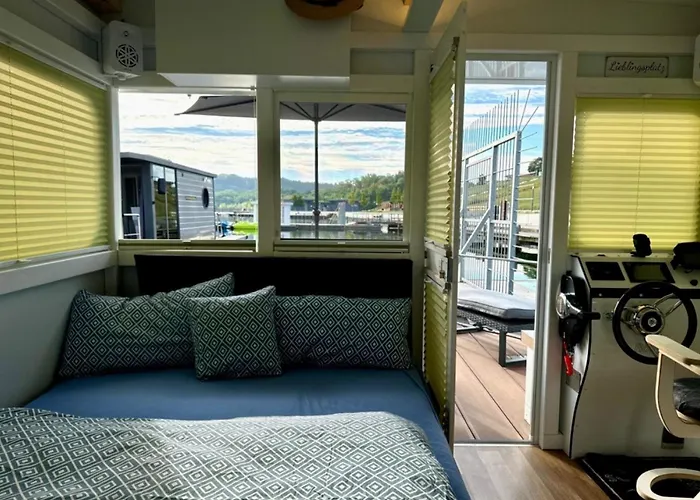 Hausboot Als Festlieger Im Hafen -hafenruhe- * Braunsbedra