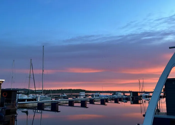 Hausboot Als Festlieger Im Hafen -hafenruhe- Lägenhet Braunsbedra